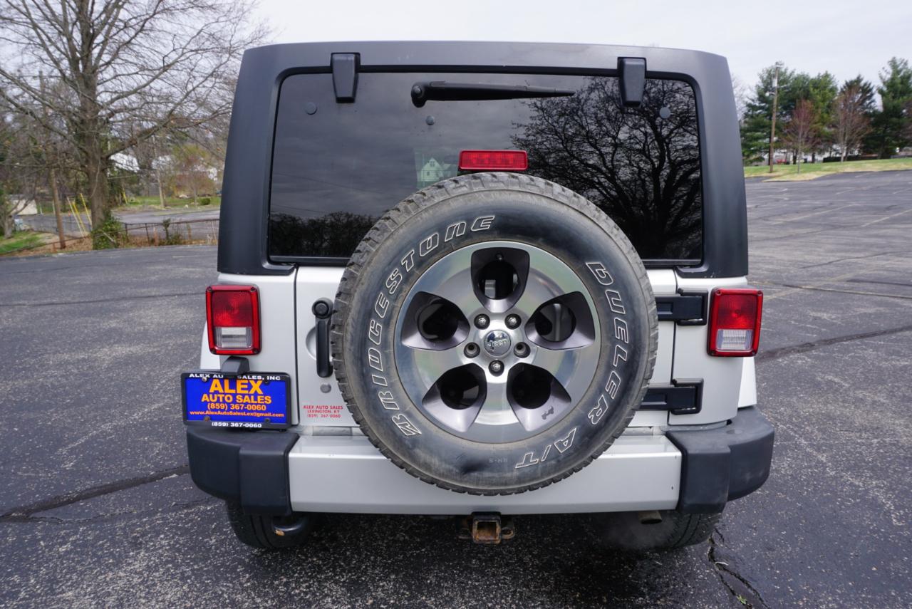 Jeep Wrangler Unlimited Sahara 4WD 2012