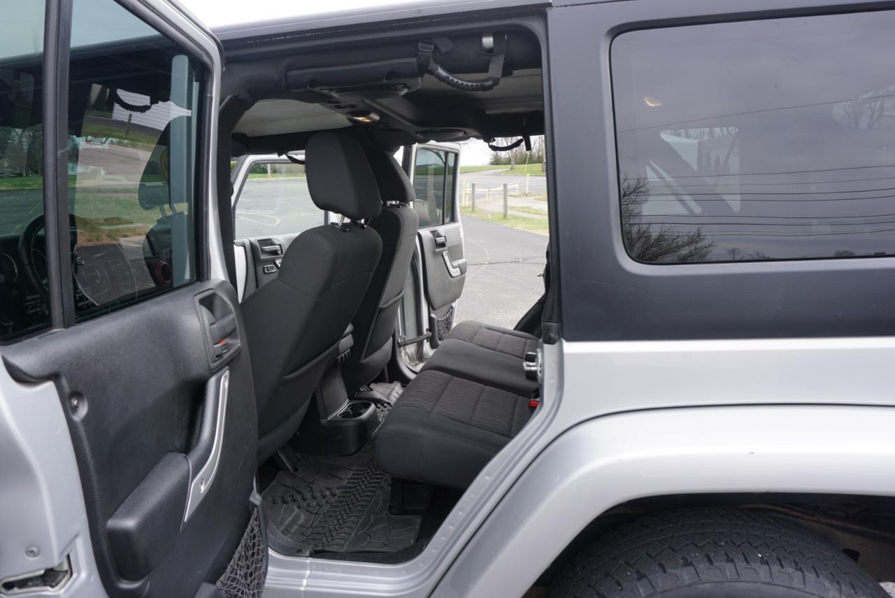 Jeep Wrangler Unlimited Sahara 4WD 2012