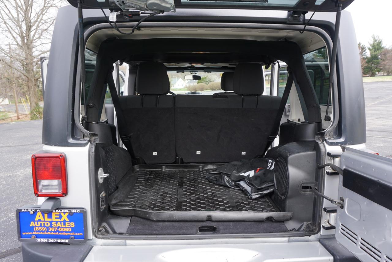 Jeep Wrangler Unlimited Sahara 4WD 2012