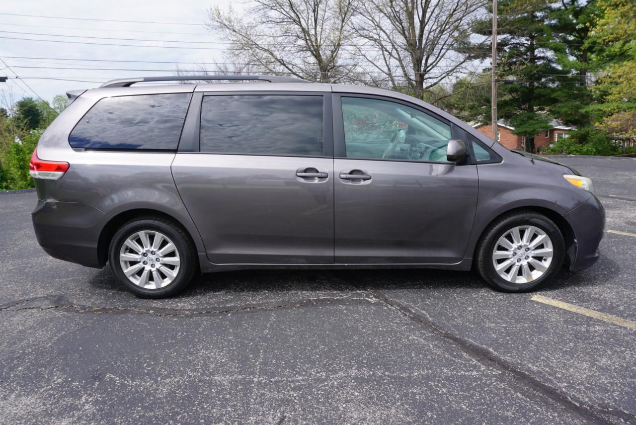 Toyota Sienna XLE 7-Passenger AWD 2013