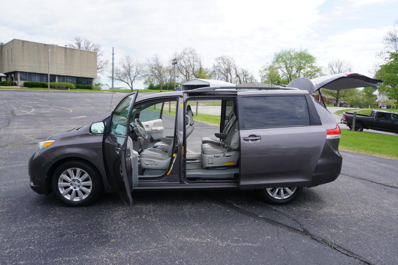 Toyota Sienna XLE 7-Passenger AWD 2013