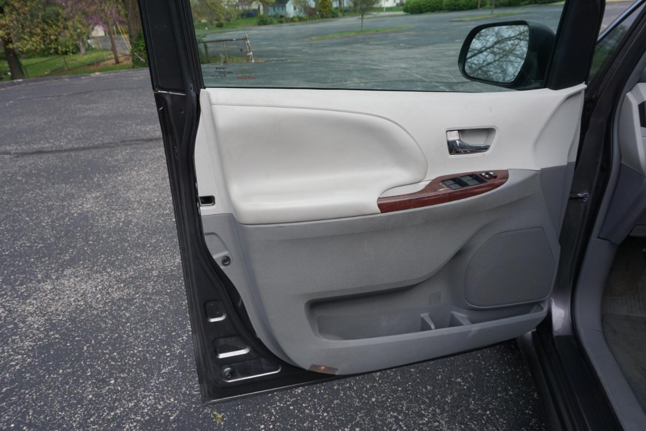 Toyota Sienna XLE 7-Passenger AWD 2013