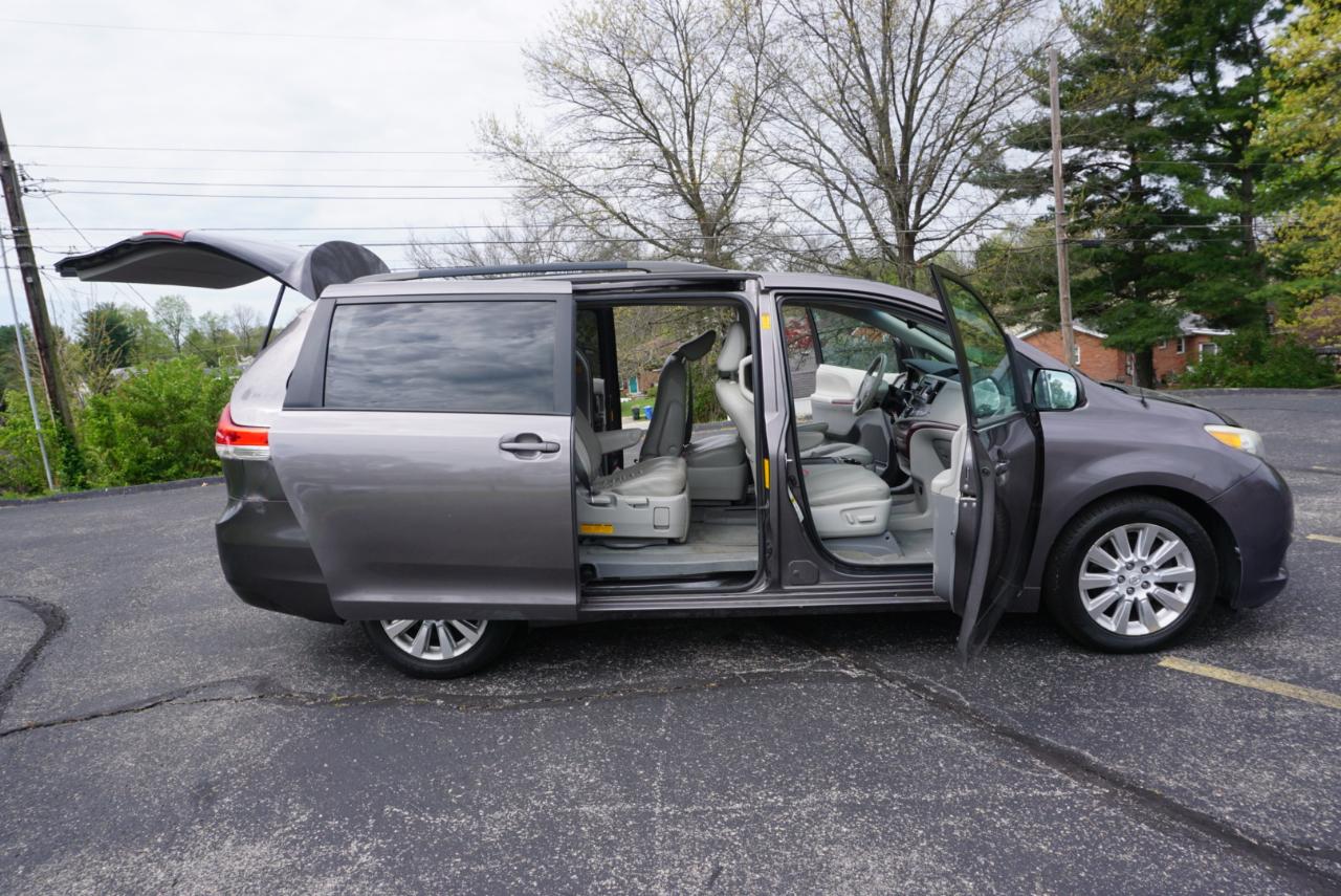 Toyota Sienna XLE 7-Passenger AWD 2013