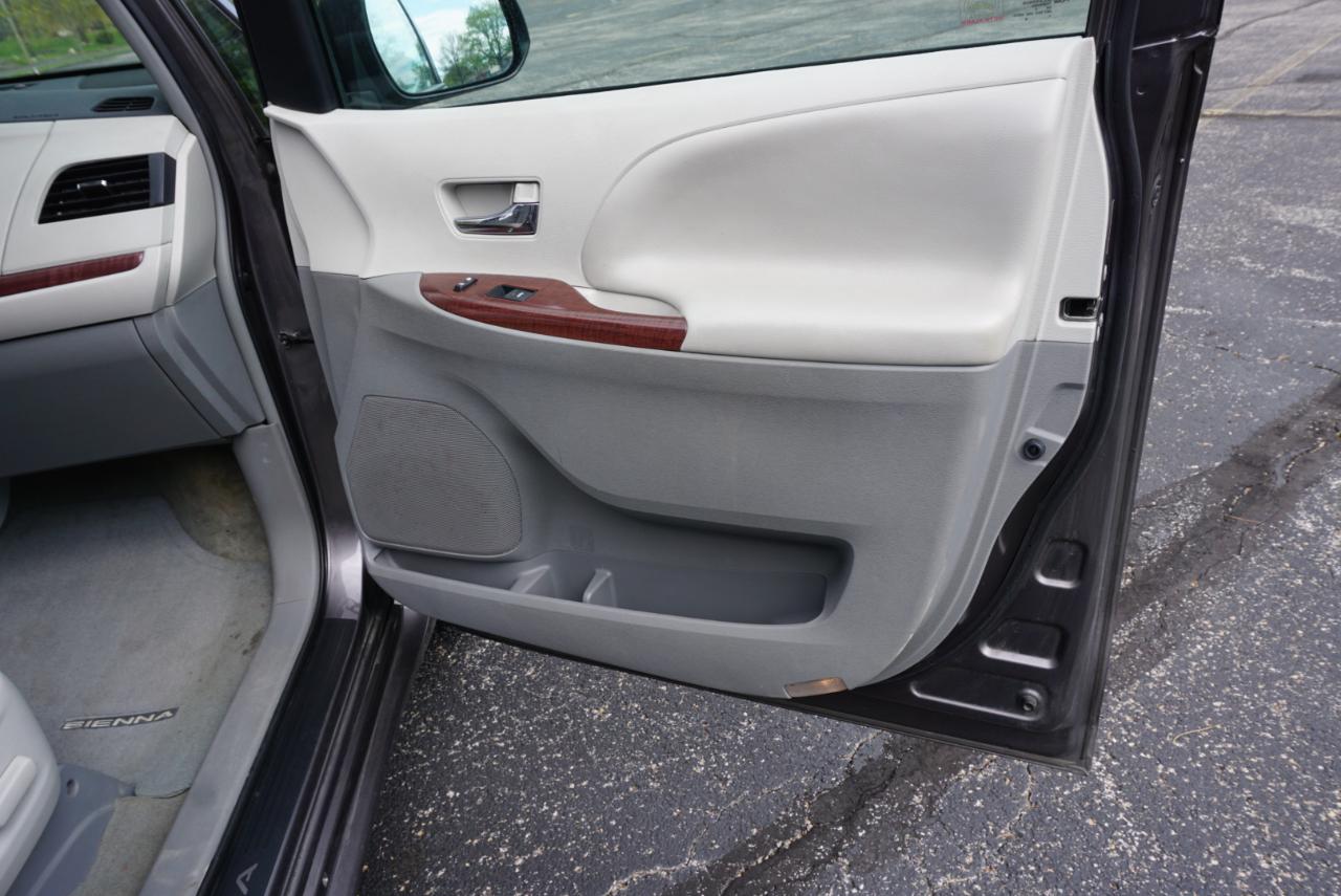 Toyota Sienna XLE 7-Passenger AWD 2013