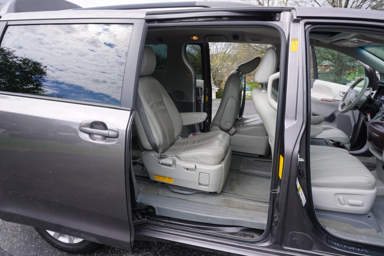 Toyota Sienna XLE 7-Passenger AWD 2013