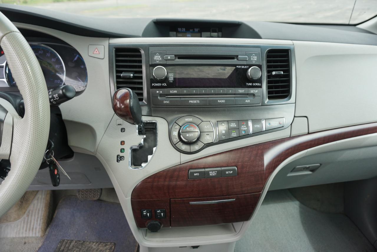 Toyota Sienna XLE 7-Passenger AWD 2013