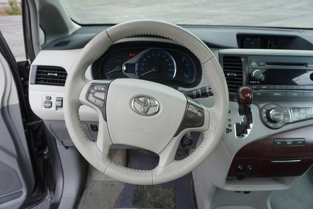 Toyota Sienna XLE 7-Passenger AWD 2013