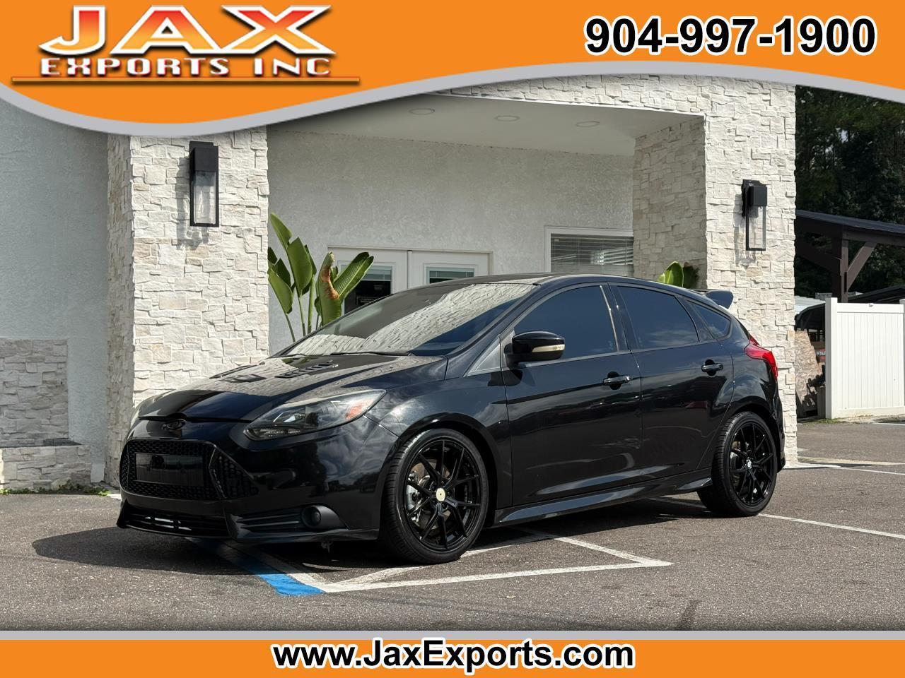 Black 2013 Ford Focus Hatchback Front-Wheel Drive Manual
