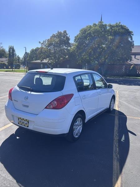 Nissan Versa 1.8 SL Hatchback 2012