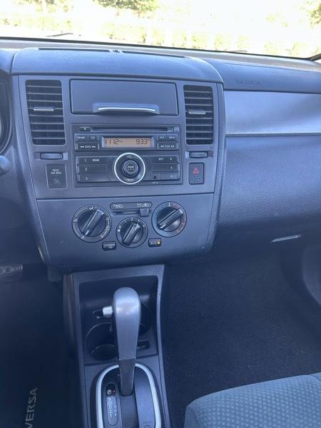 Nissan Versa 1.8 SL Hatchback 2012