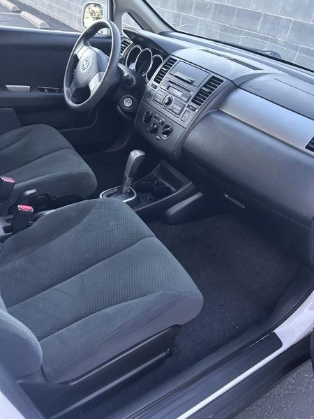 Nissan Versa 1.8 SL Hatchback 2012