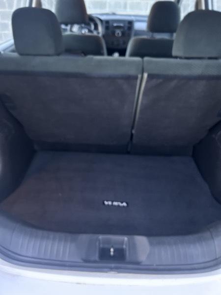 Nissan Versa 1.8 SL Hatchback 2012