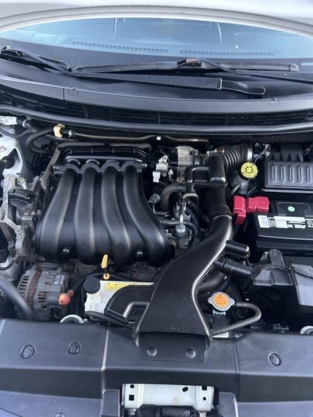 Nissan Versa 1.8 SL Hatchback 2012
