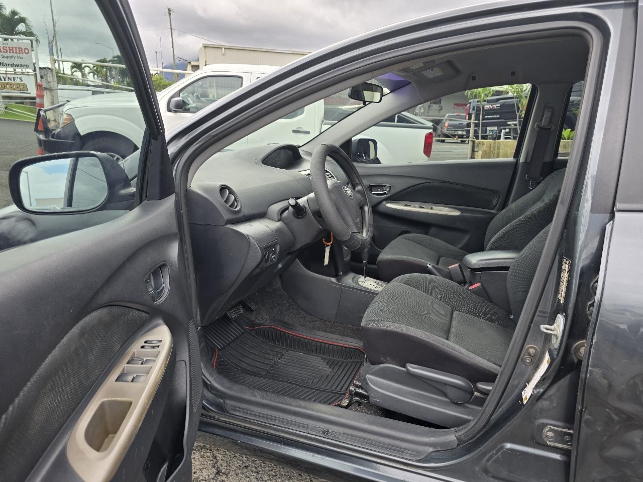 Toyota Yaris Sedan 4-Speed AT 2010