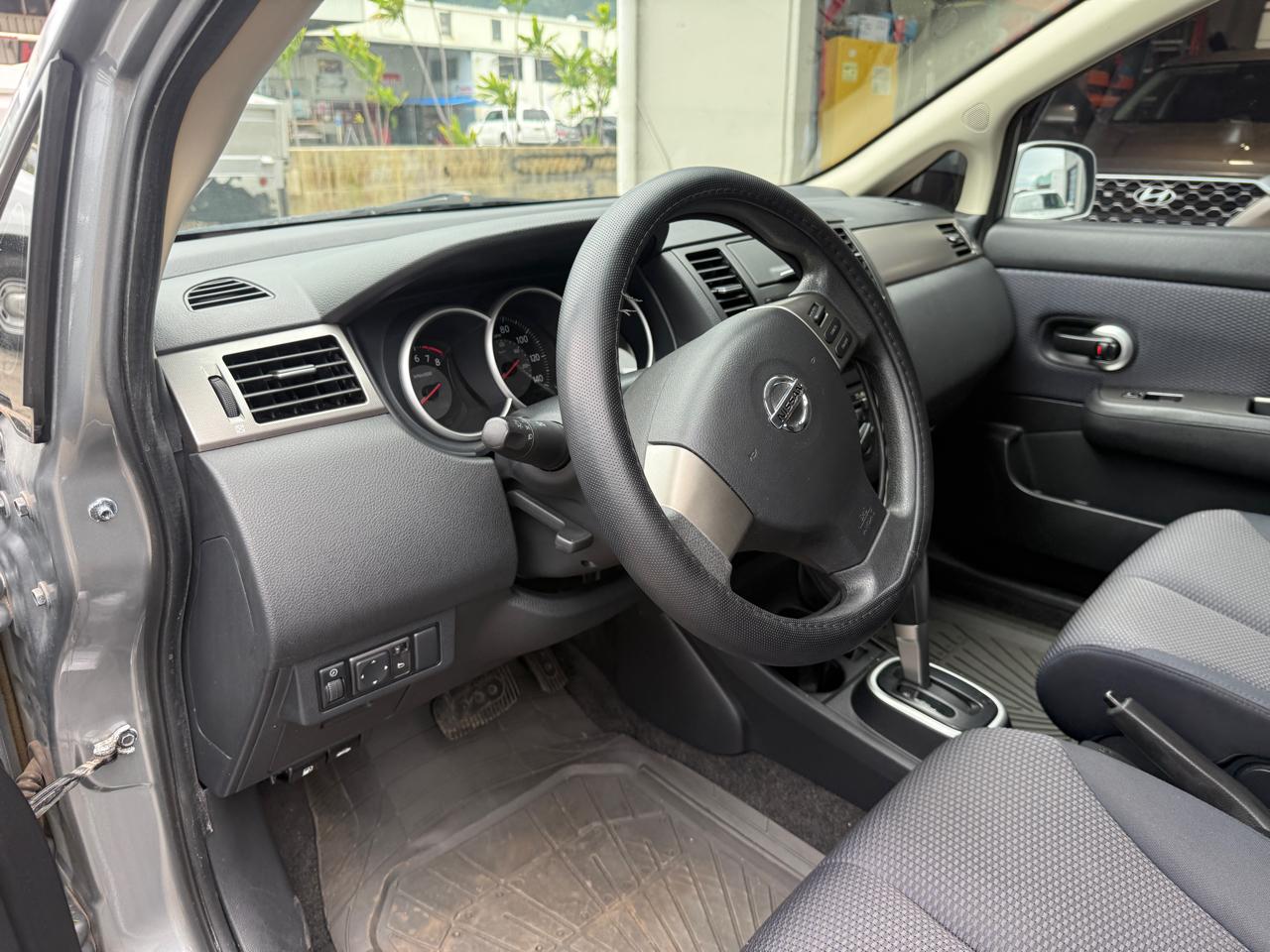 Nissan Versa 1.8 SL Hatchback 2009