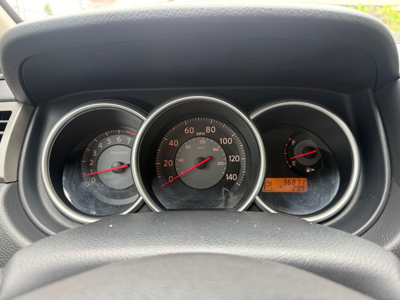 Nissan Versa 1.8 SL Hatchback 2009