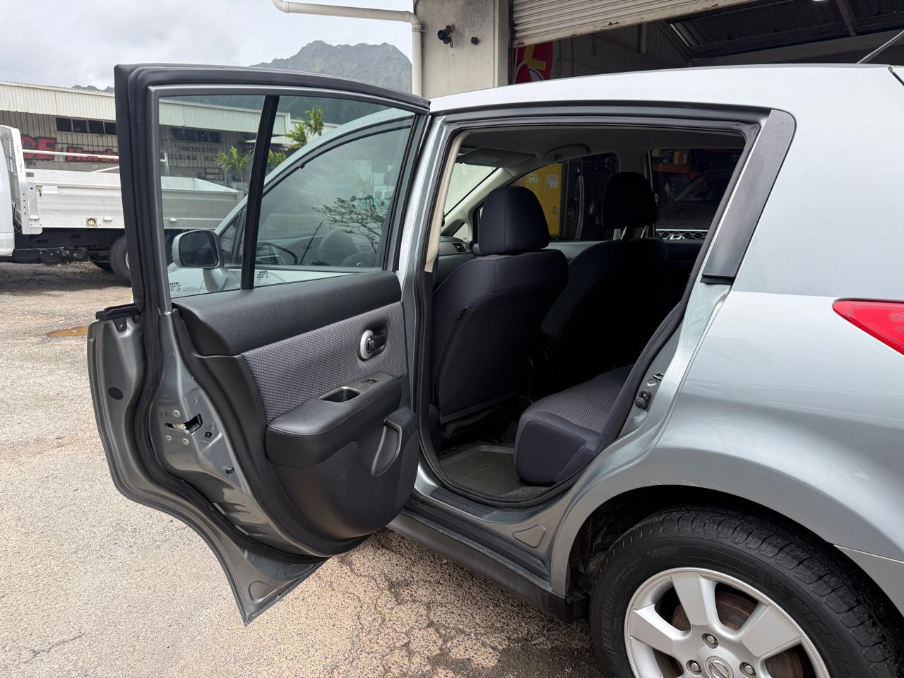 Nissan Versa 1.8 SL Hatchback 2009