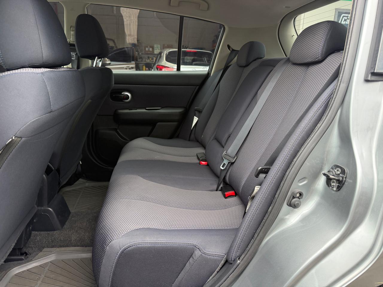 Nissan Versa 1.8 SL Hatchback 2009