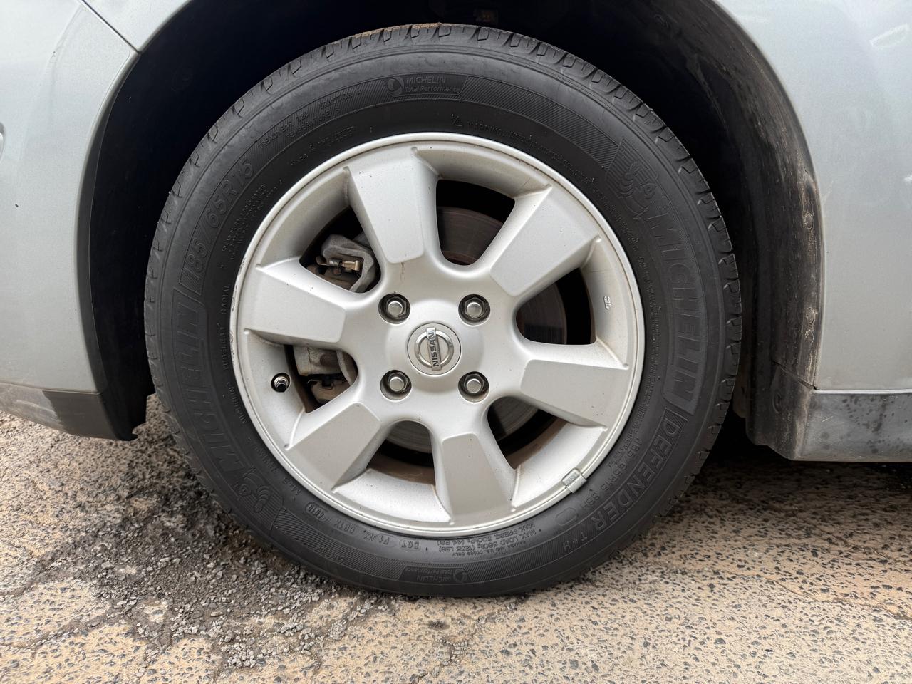 Nissan Versa 1.8 SL Hatchback 2009