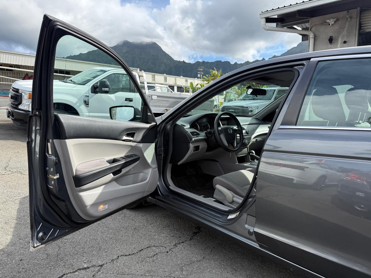 Honda Accord LX sedan AT 2012