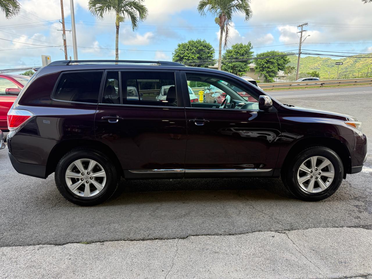 Toyota Highlander Plus 4D SUV FWD 2013
