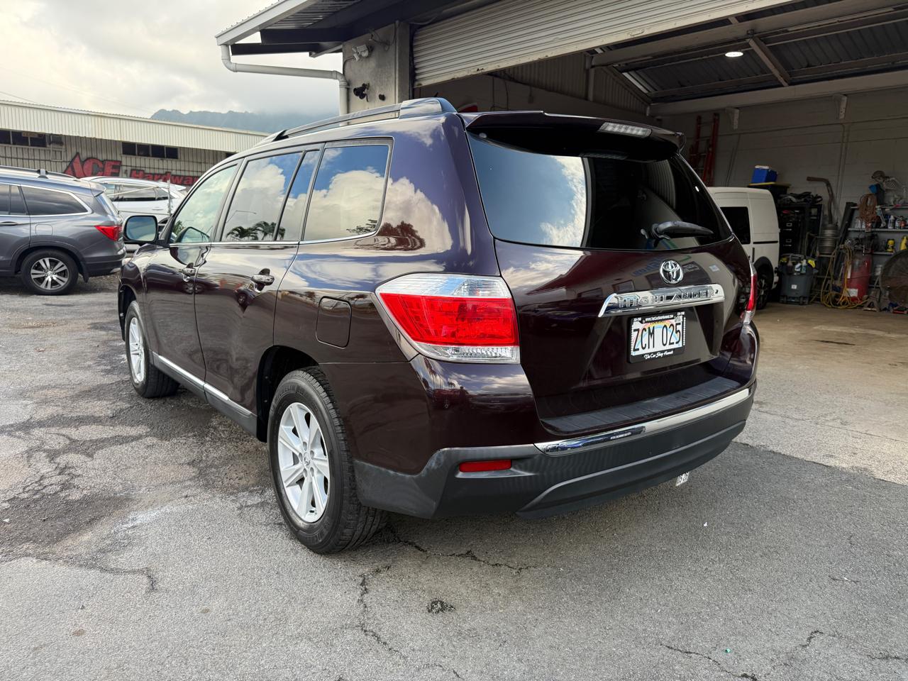 Toyota Highlander Plus 4D SUV FWD 2013