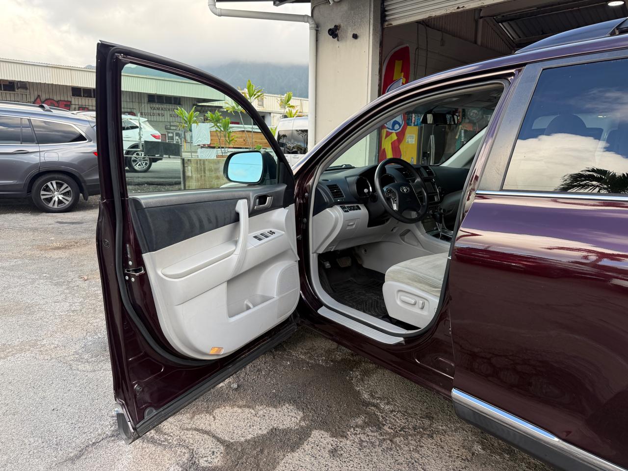 Toyota Highlander Plus 4D SUV FWD 2013