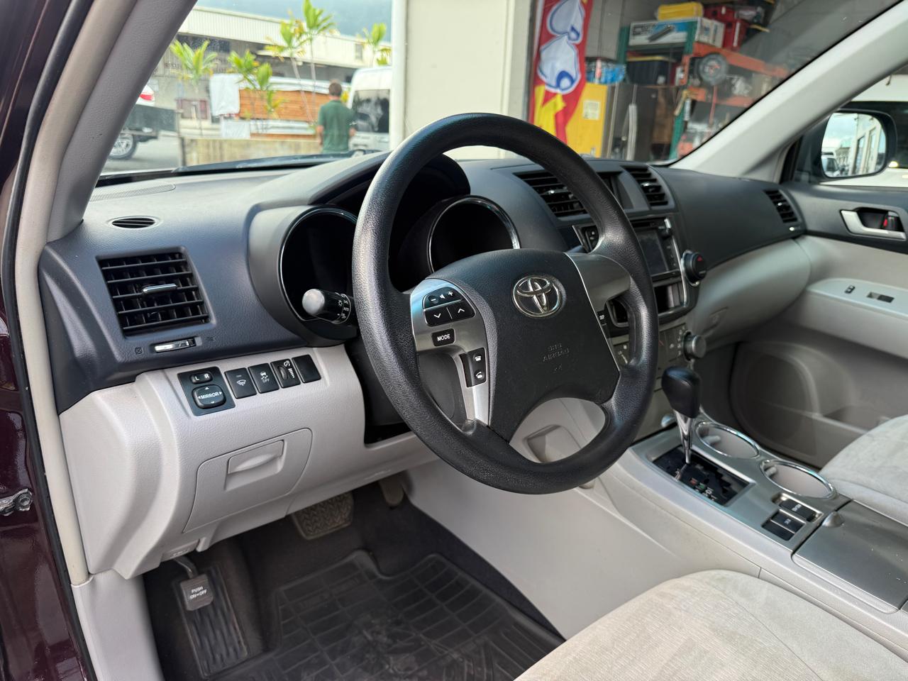 Toyota Highlander Plus 4D SUV FWD 2013
