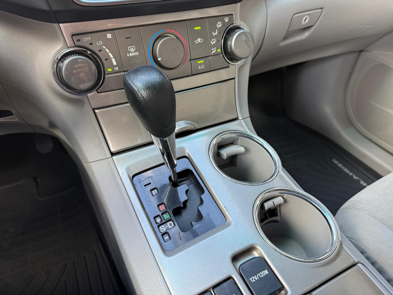 Toyota Highlander Plus 4D SUV FWD 2013