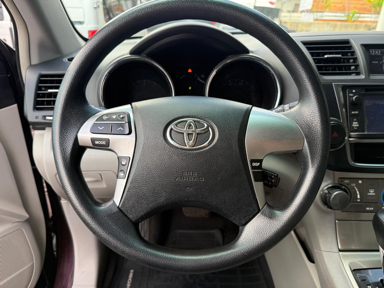 Toyota Highlander Plus 4D SUV FWD 2013
