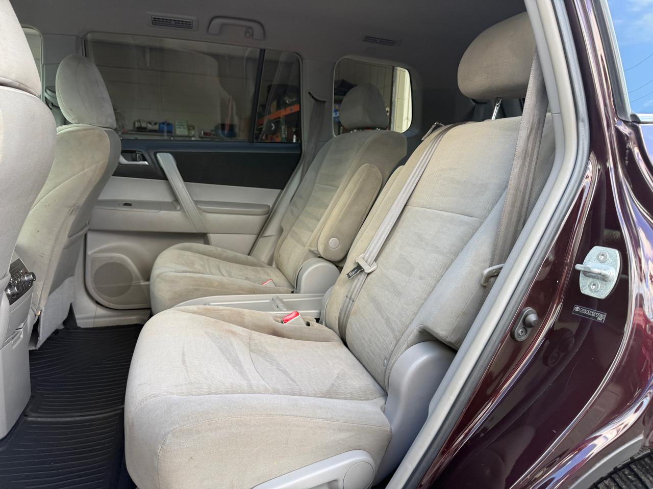 Toyota Highlander Plus 4D SUV FWD 2013