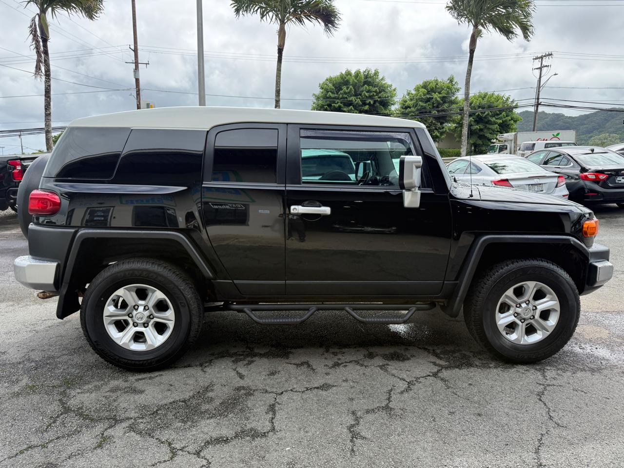 Toyota FJ Cruiser 4WD AT 2011