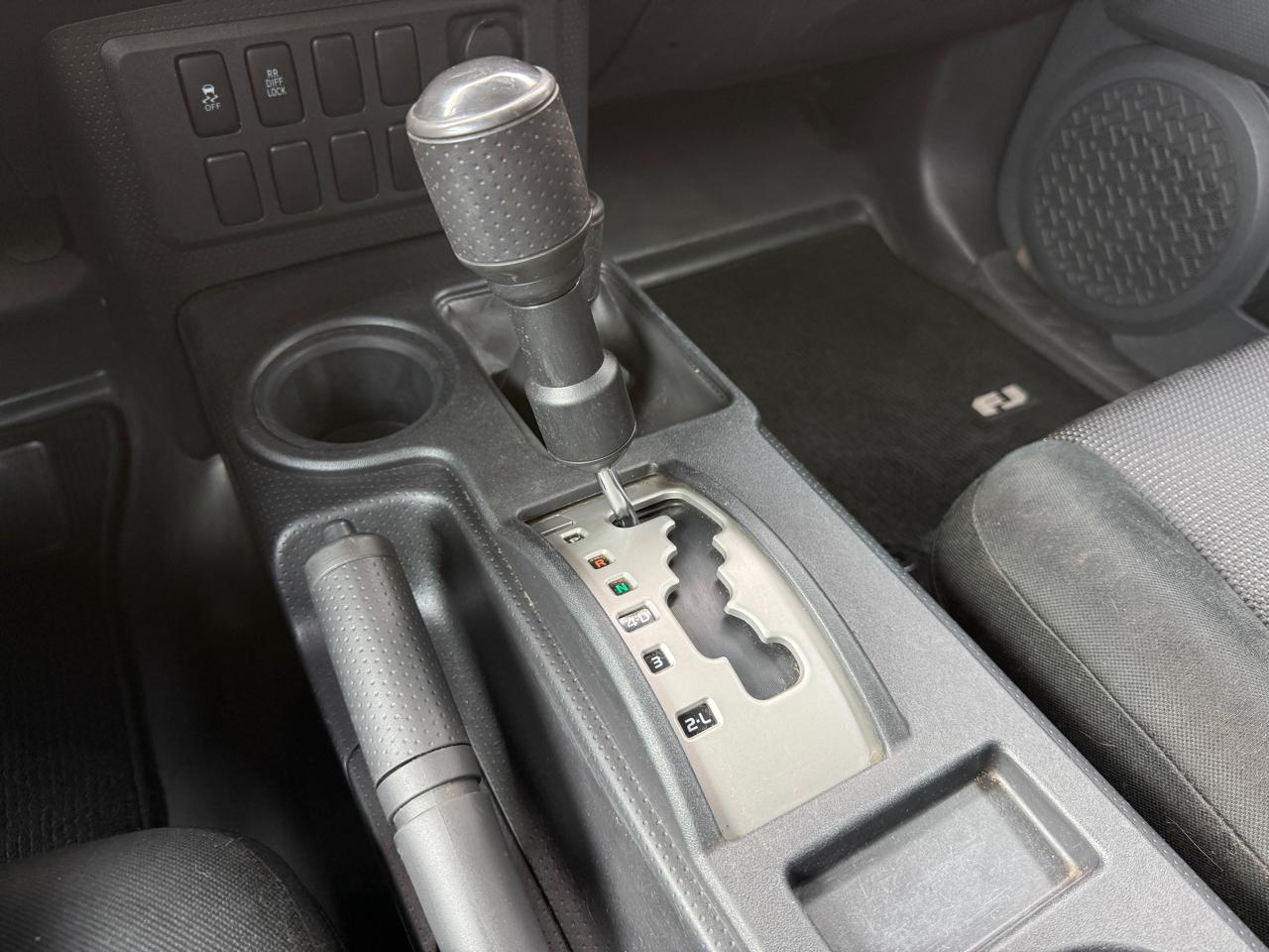 Toyota FJ Cruiser 4WD AT 2011