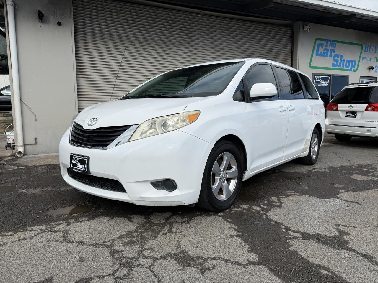 Toyota Sienna LE 8-Pass V6 2011