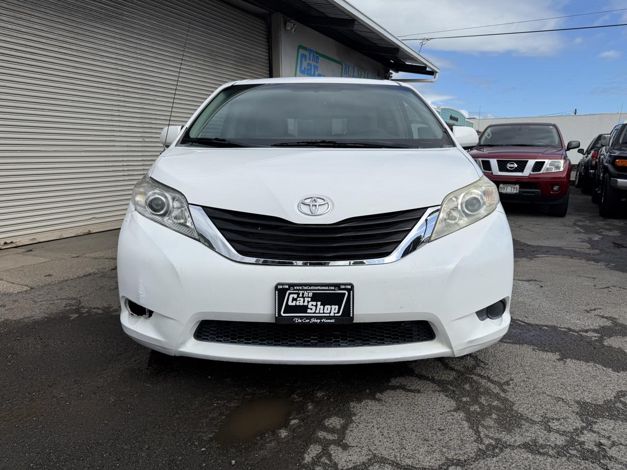 Toyota Sienna LE 8-Pass V6 2011
