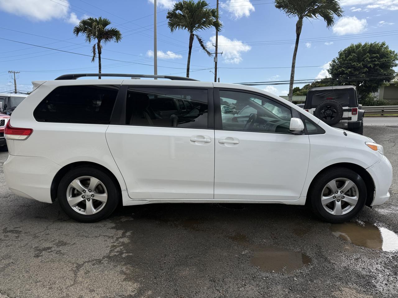 Toyota Sienna LE 8-Pass V6 2011