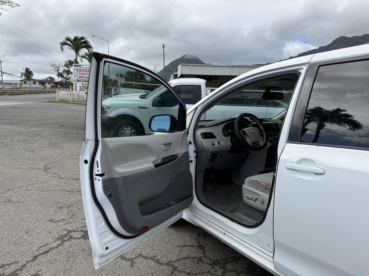 Toyota Sienna LE 8-Pass V6 2011