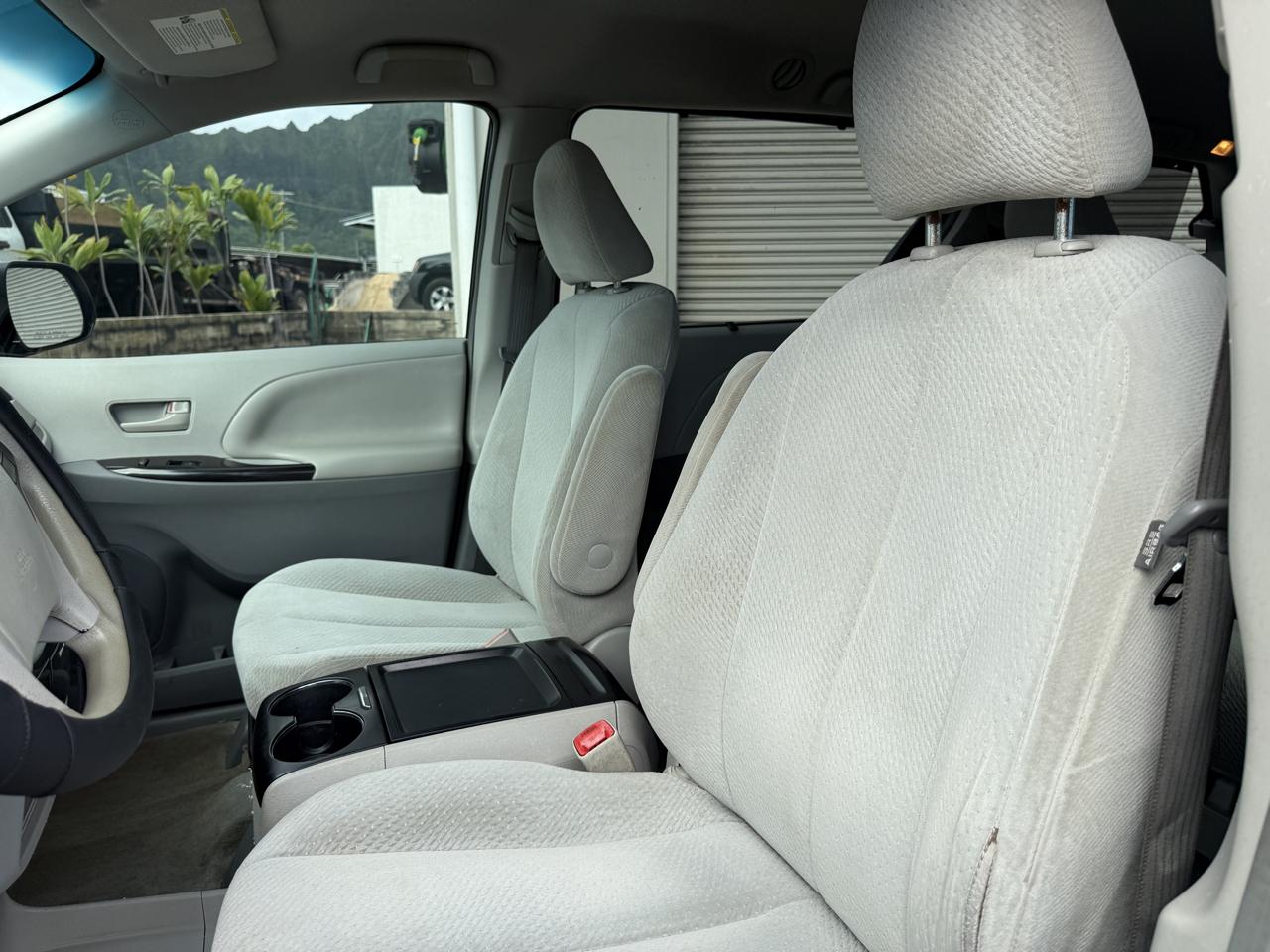 Toyota Sienna LE 8-Pass V6 2011