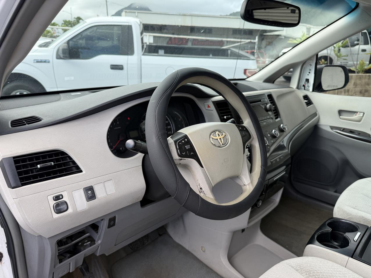 Toyota Sienna LE 8-Pass V6 2011
