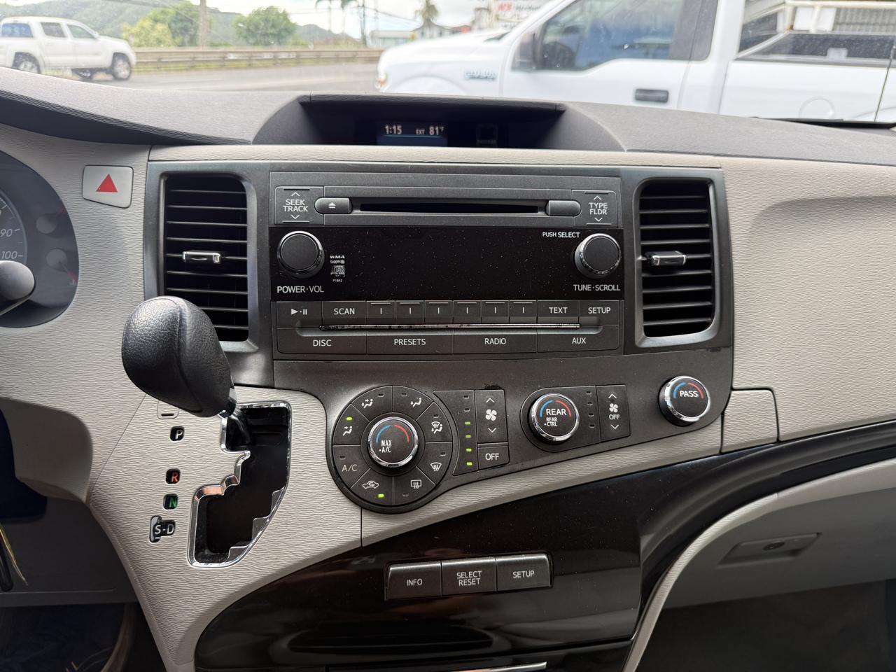 Toyota Sienna LE 8-Pass V6 2011