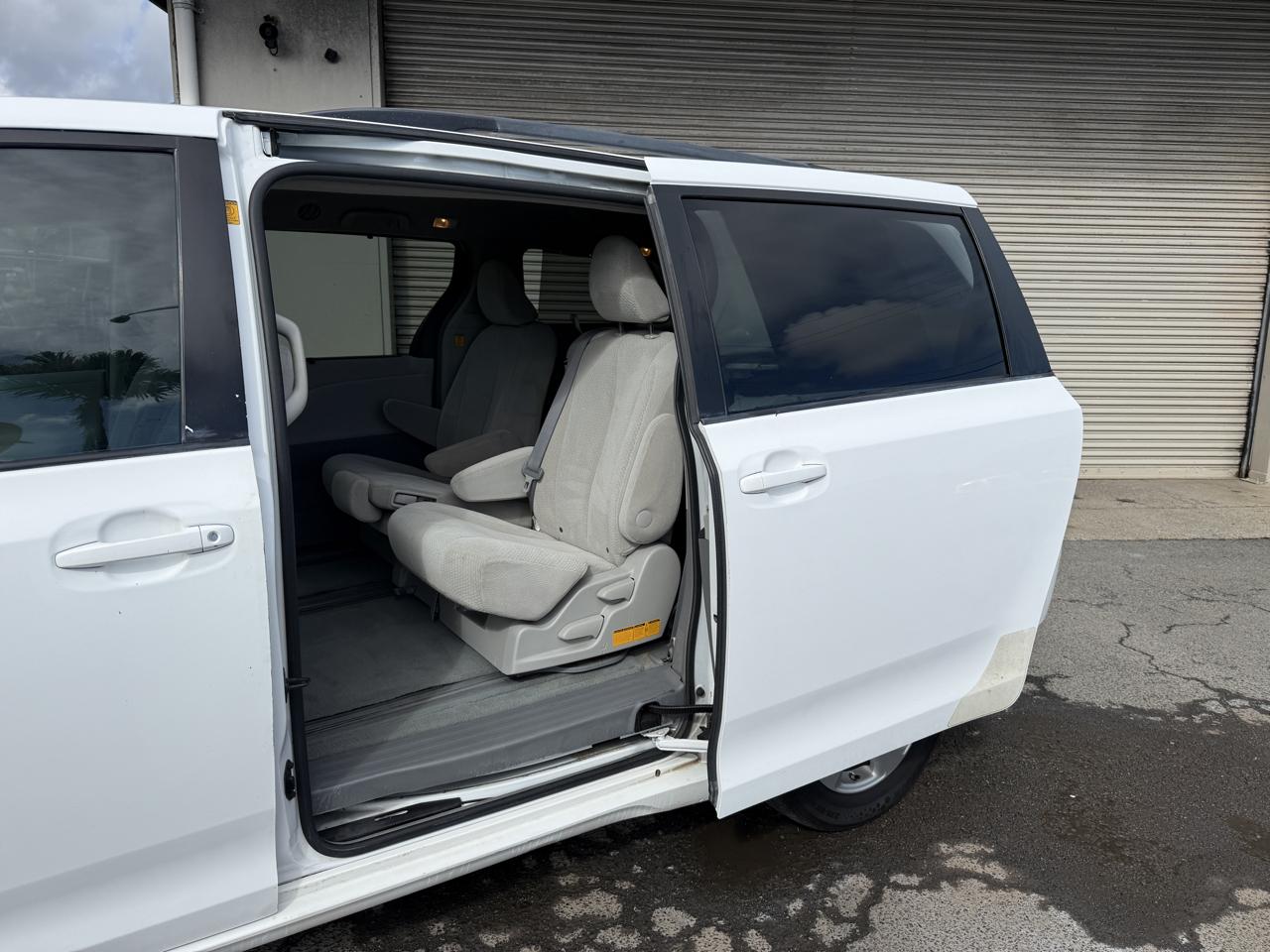 Toyota Sienna LE 8-Pass V6 2011