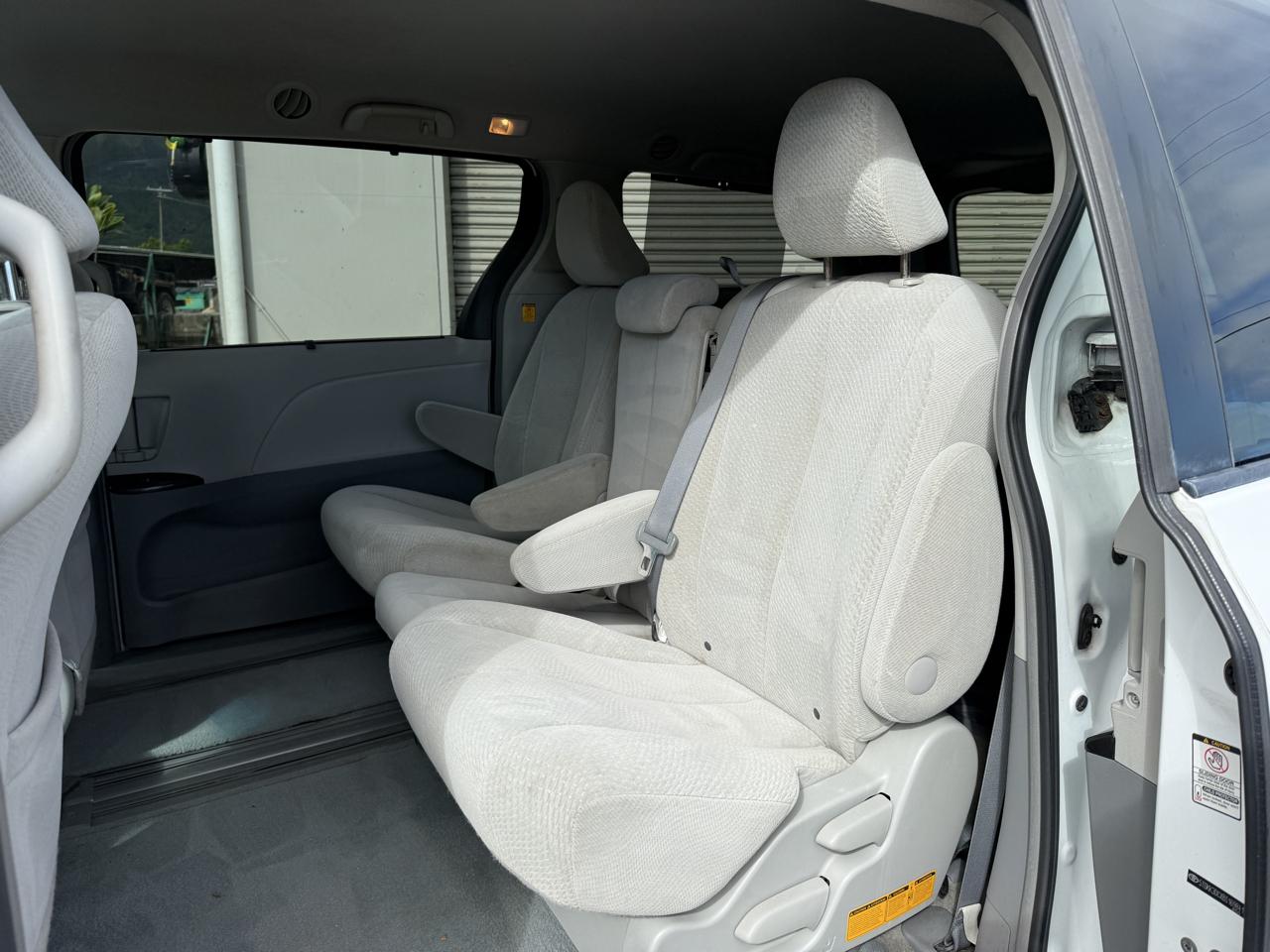 Toyota Sienna LE 8-Pass V6 2011