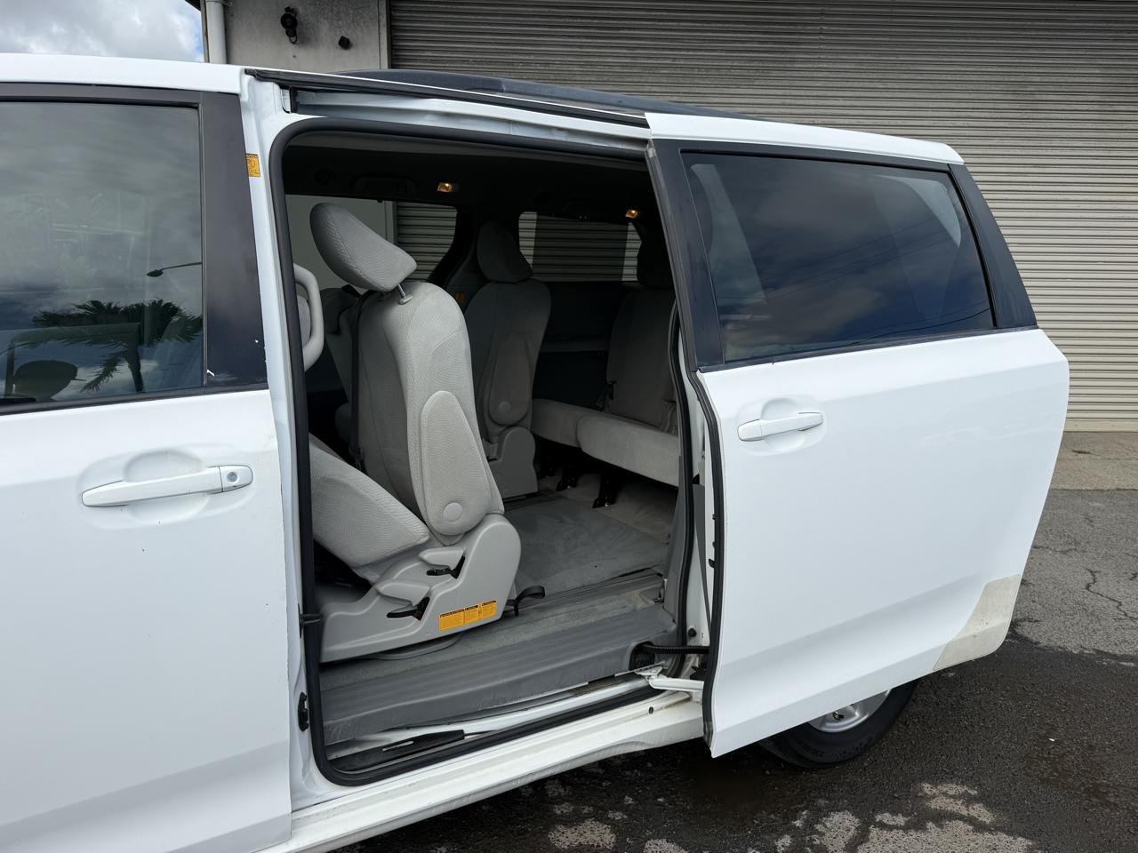 Toyota Sienna LE 8-Pass V6 2011