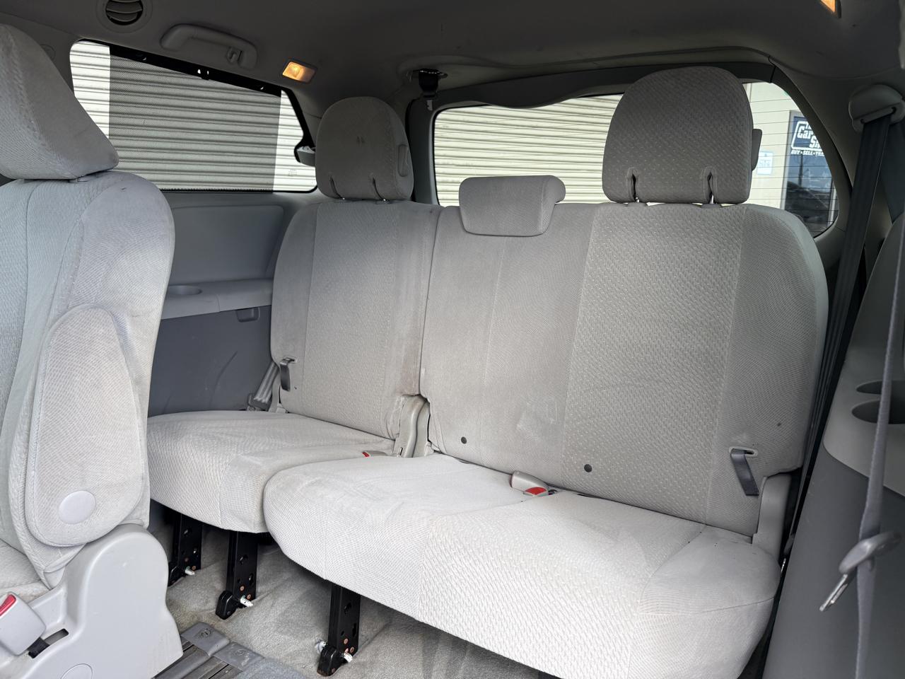 Toyota Sienna LE 8-Pass V6 2011