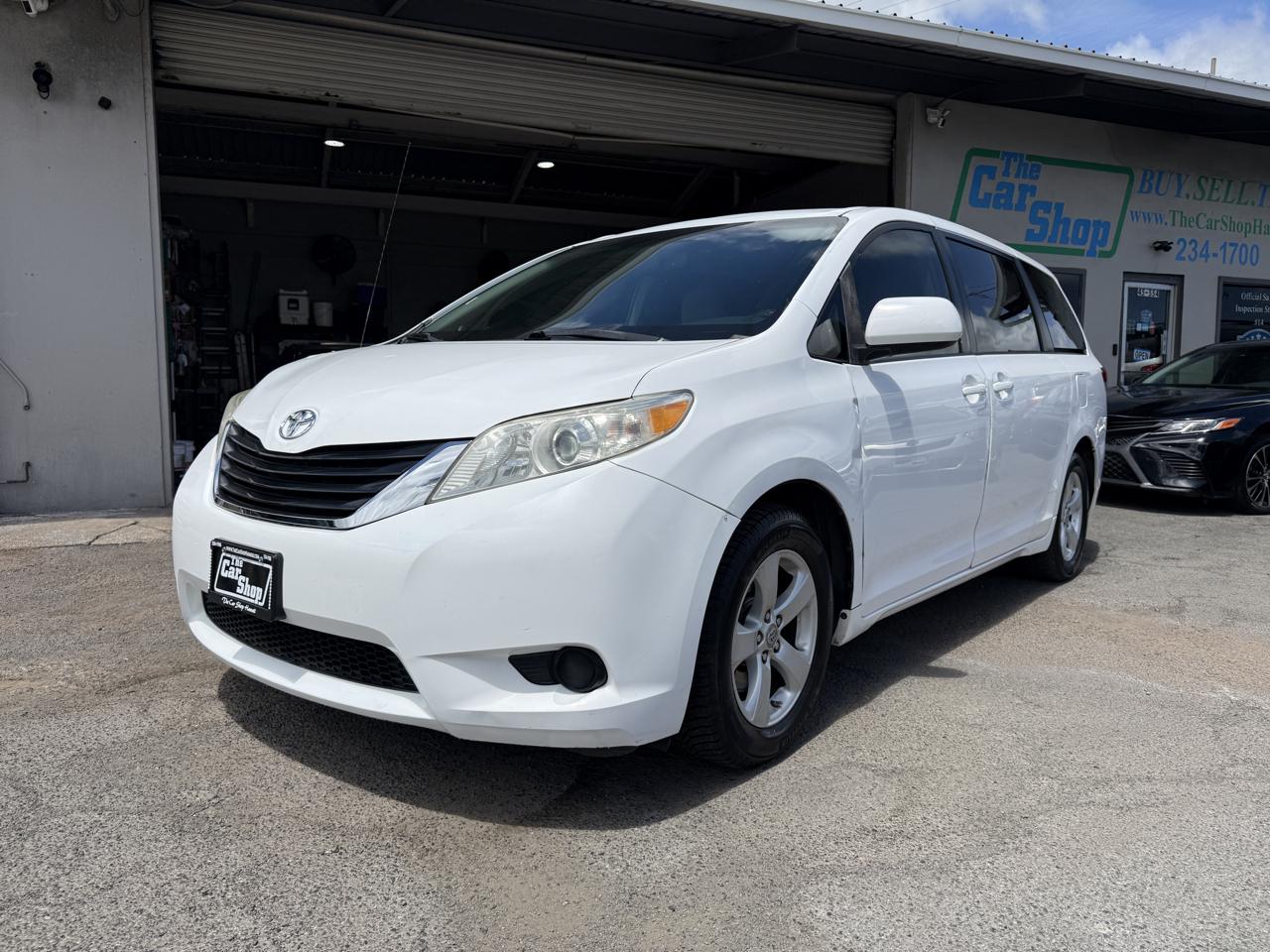 Toyota Sienna LE 8-Pass V6 2011