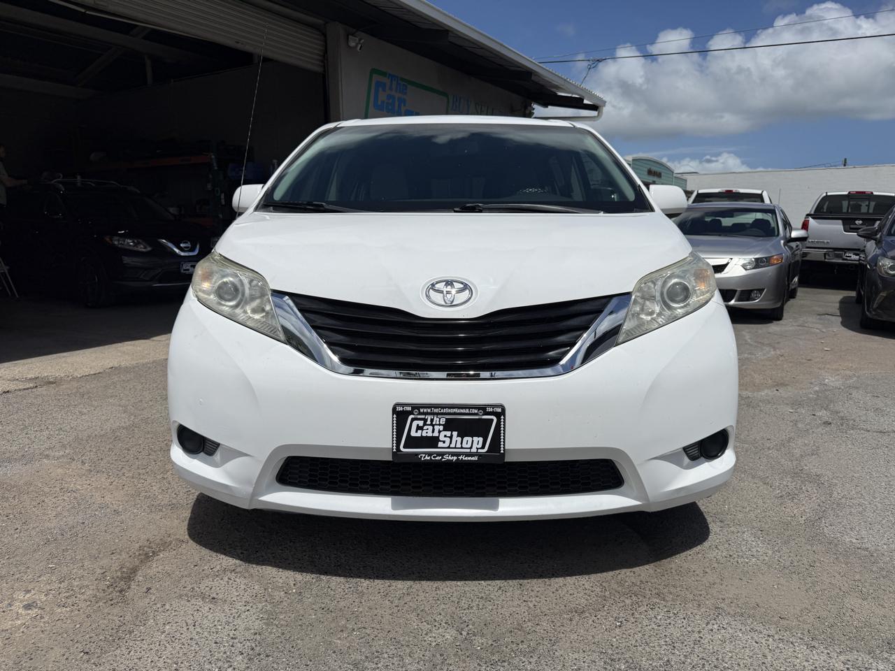 Toyota Sienna LE 8-Pass V6 2011