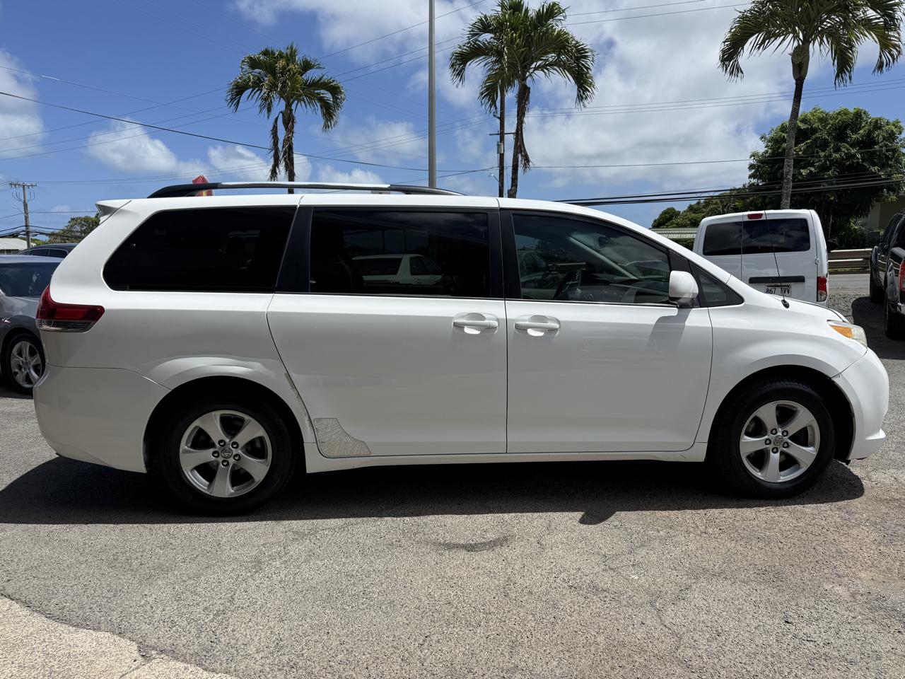 Toyota Sienna LE 8-Pass V6 2011