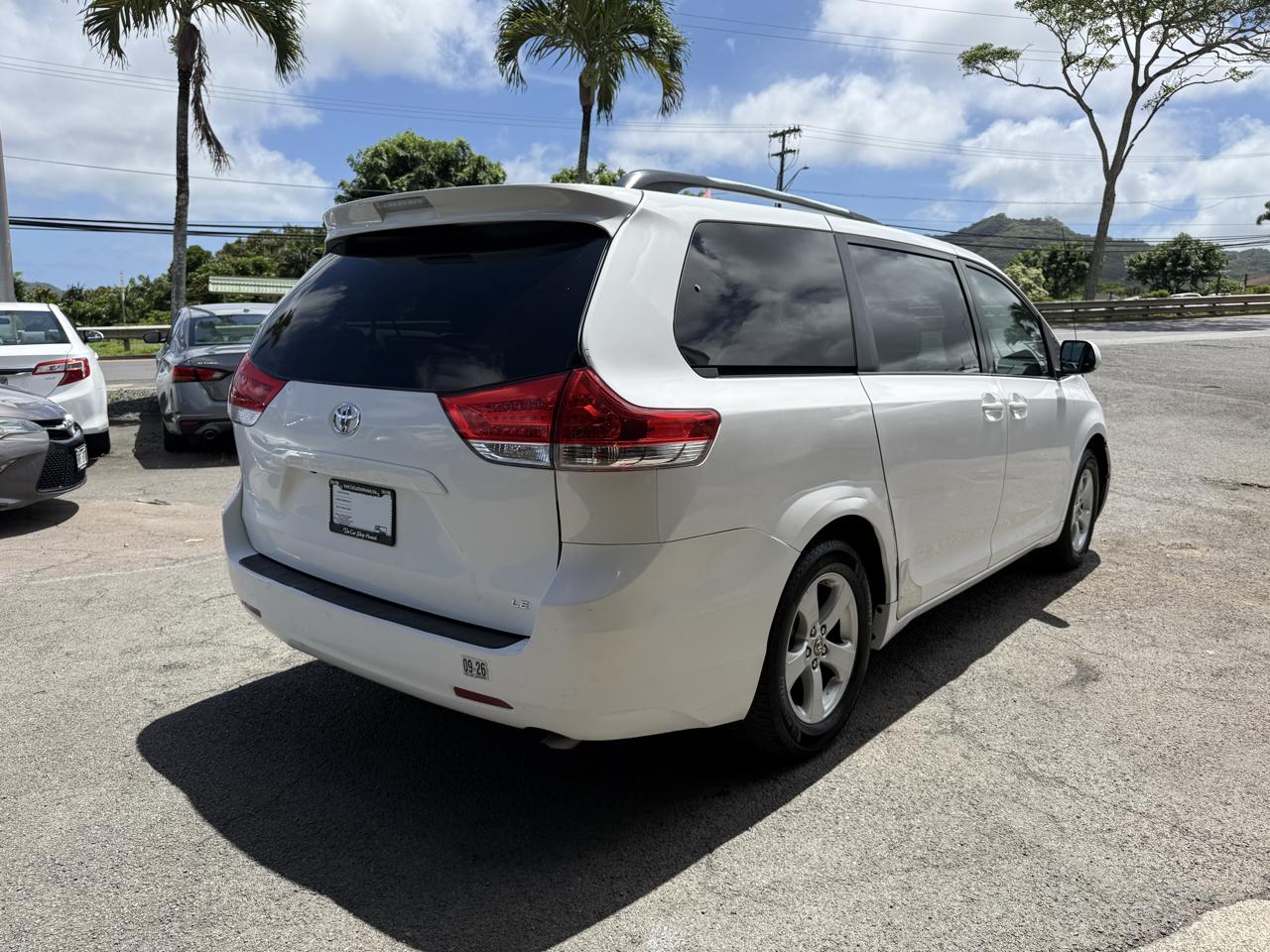 Toyota Sienna LE 8-Pass V6 2011