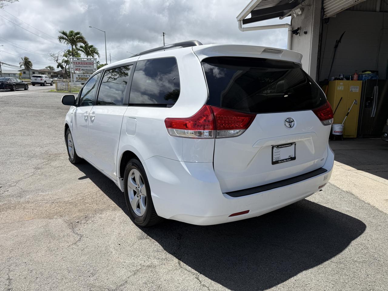 Toyota Sienna LE 8-Pass V6 2011
