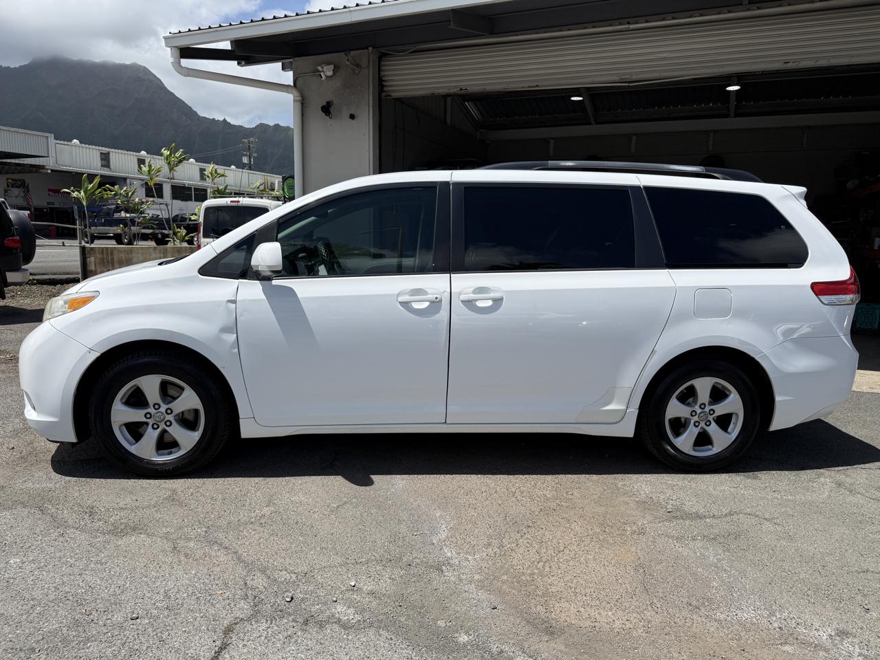 Toyota Sienna LE 8-Pass V6 2011